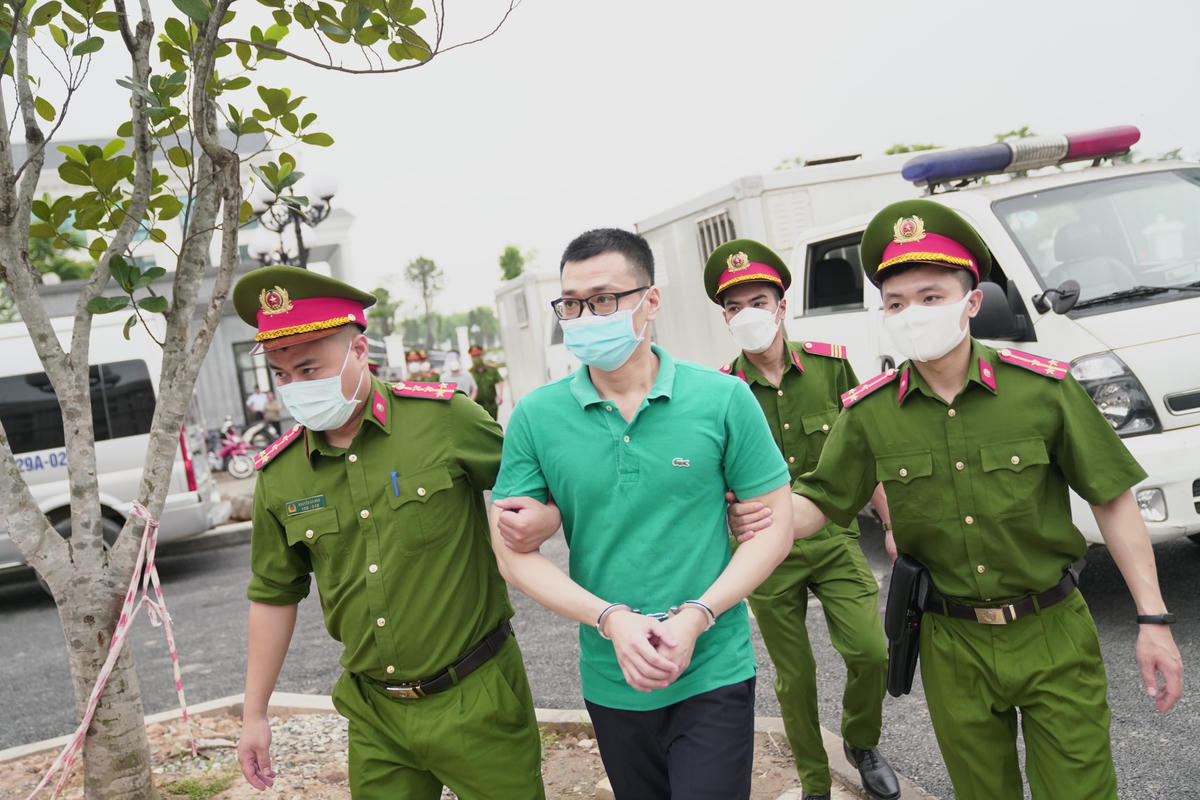 Hình ảnh cựu Thứ trưởng Bộ Y tế Trương Quốc Cường đến tòa