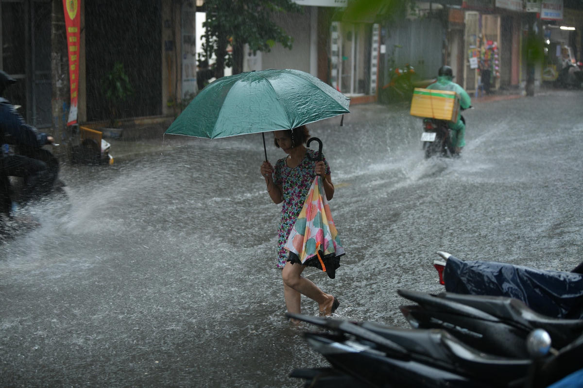 Hà Nội mưa 'trắng trời' gây ngập úng cục bộ