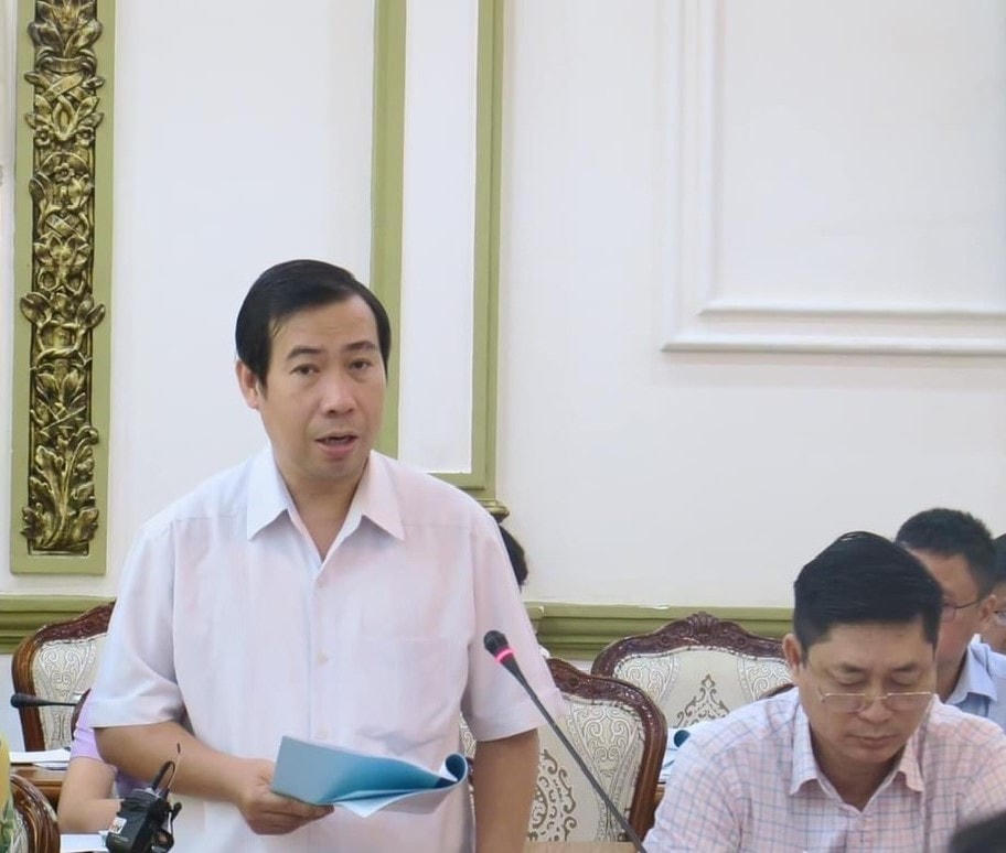 Phó Trưởng Ban Pháp chế HĐND TP HCM Lê Minh Đức trao đổi về kinh nghiệm giám sát tại toạ đàm.
