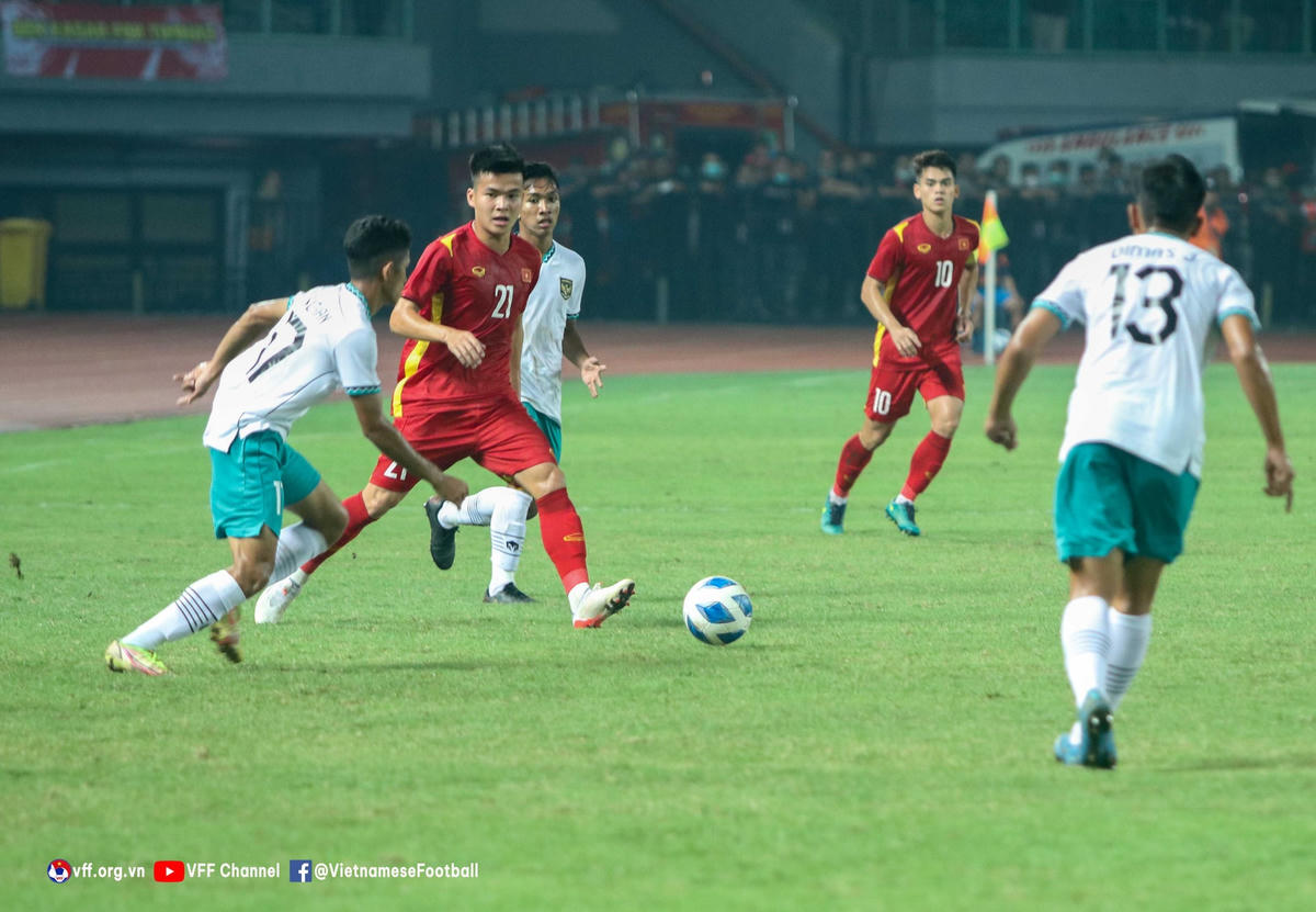 Trận đấu giữa U19 Việt Nam và U19 Indonesia diễn ra đầy căng thẳng. (Ảnh: VFF)