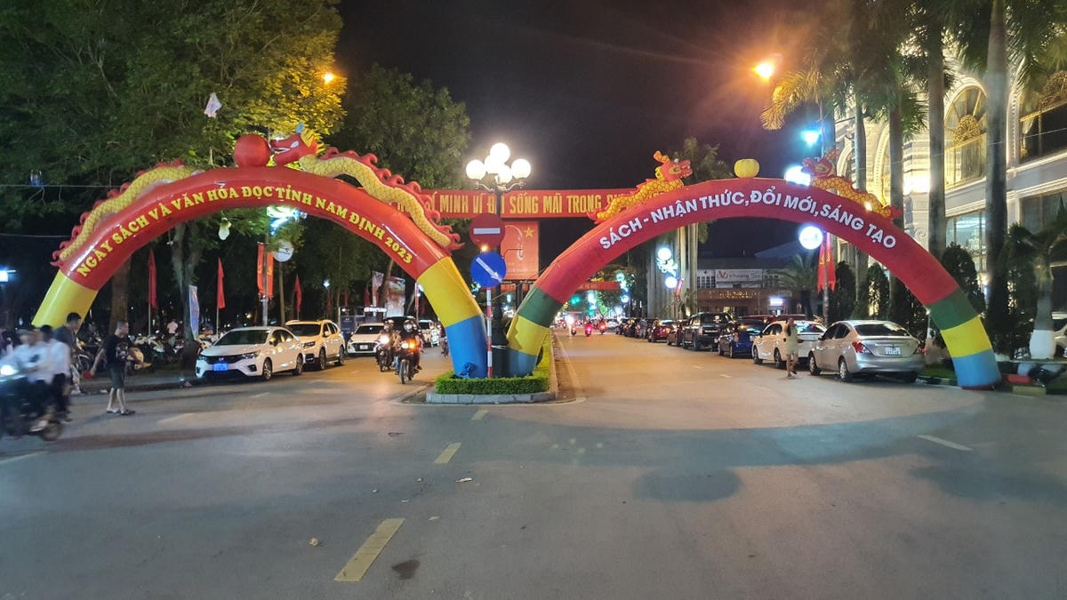 Đường phố Thành Nam những ngày này tràn ngập những thông điệp về sách.