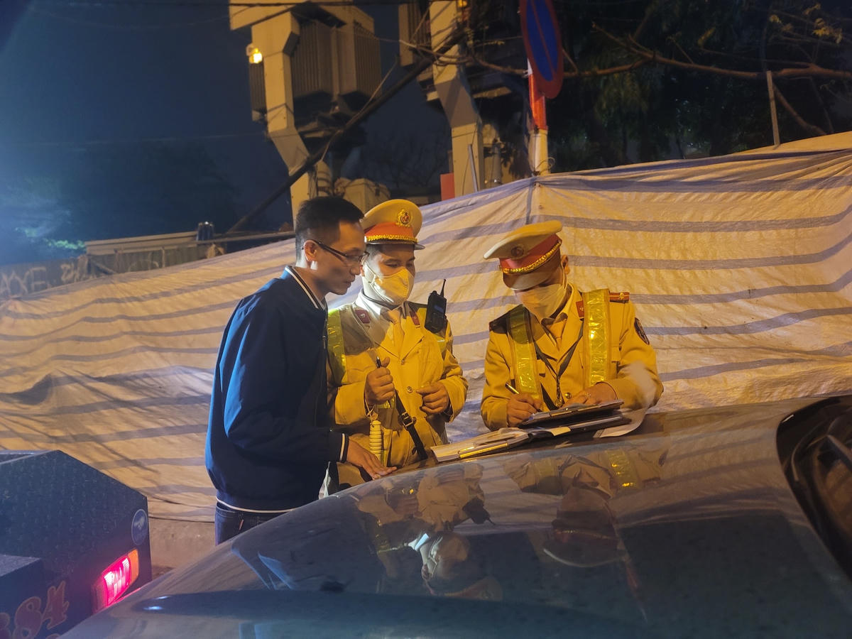 Phòng CSGT TP Hà Nội thành lập Tổ công tác lập chốt tại nút giao đường Miếu Đầm và Đại lộ Thăng Long (Mễ Trì, Từ Liêm, Hà Nội), thực hiện chuyên đề kiểm tra nồng độ cồn ngày 19/2. Ảnh: Quốc Thanh.