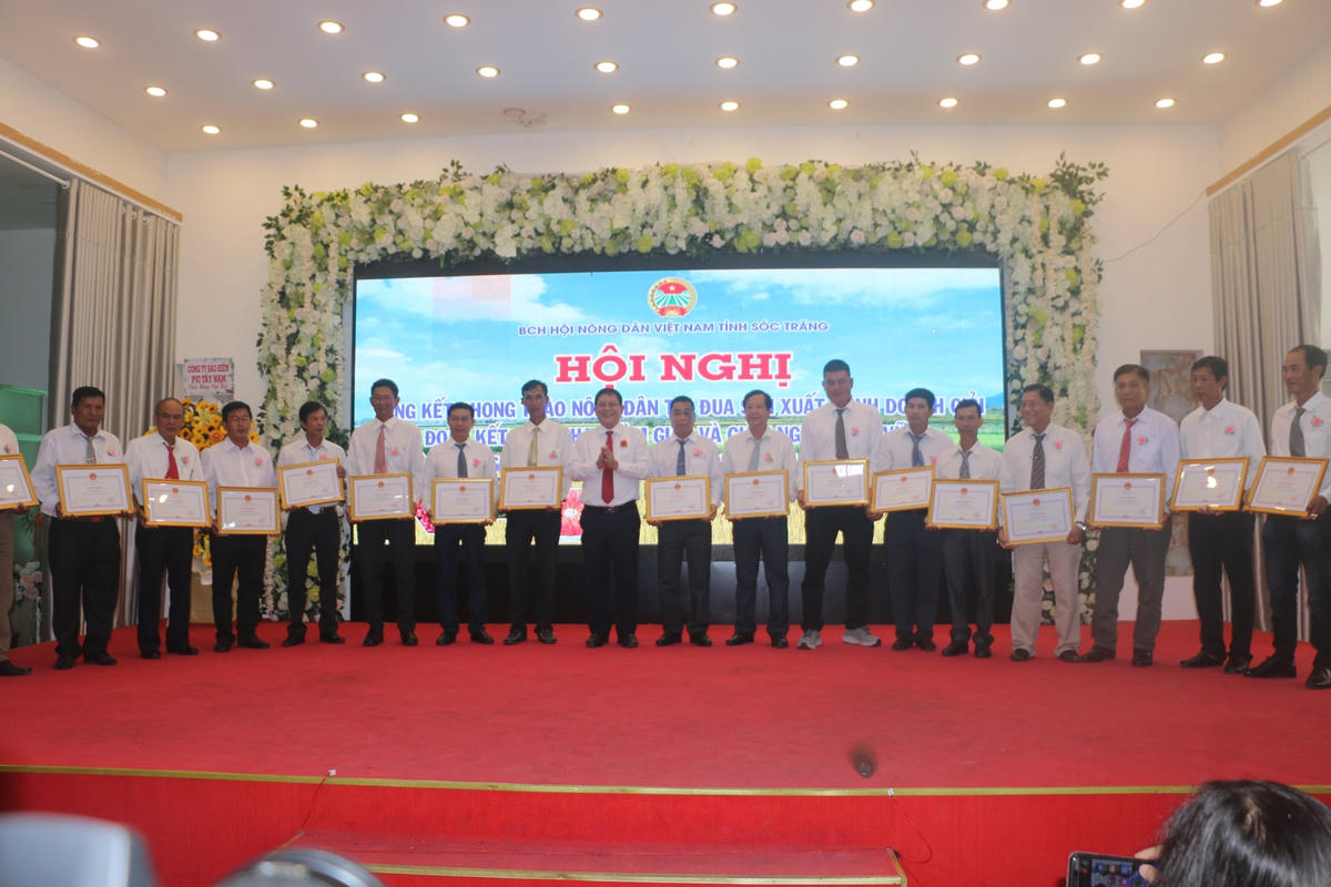 200 nông dân sản xuất, kinh doanh giỏi; đoàn kết giúp nhau làm giàu và giảm nghèo bền vững, giai đoạn 2019 – 2022 đã được trao bằng khen của Chủ tịch UBND tỉnh Sóc Trăng.