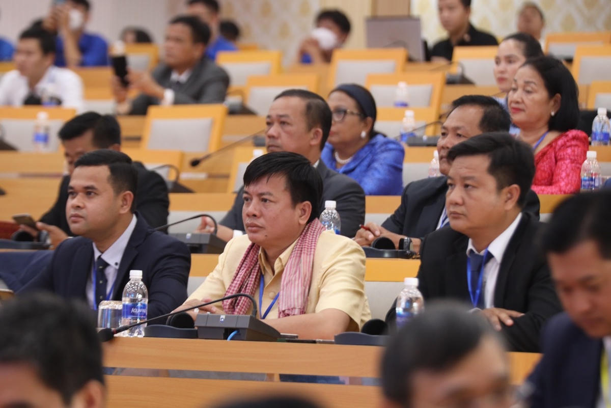 Đại biểu tham dự lễ.