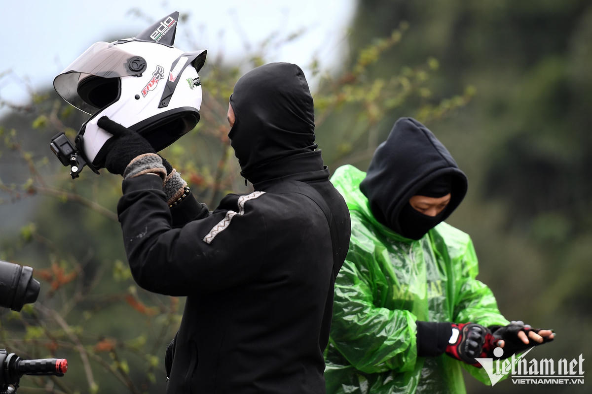 Du khách sốc nhiệt vì gió lạnh 4 độ C ngày Tết ở cổng trời Quản Bạ