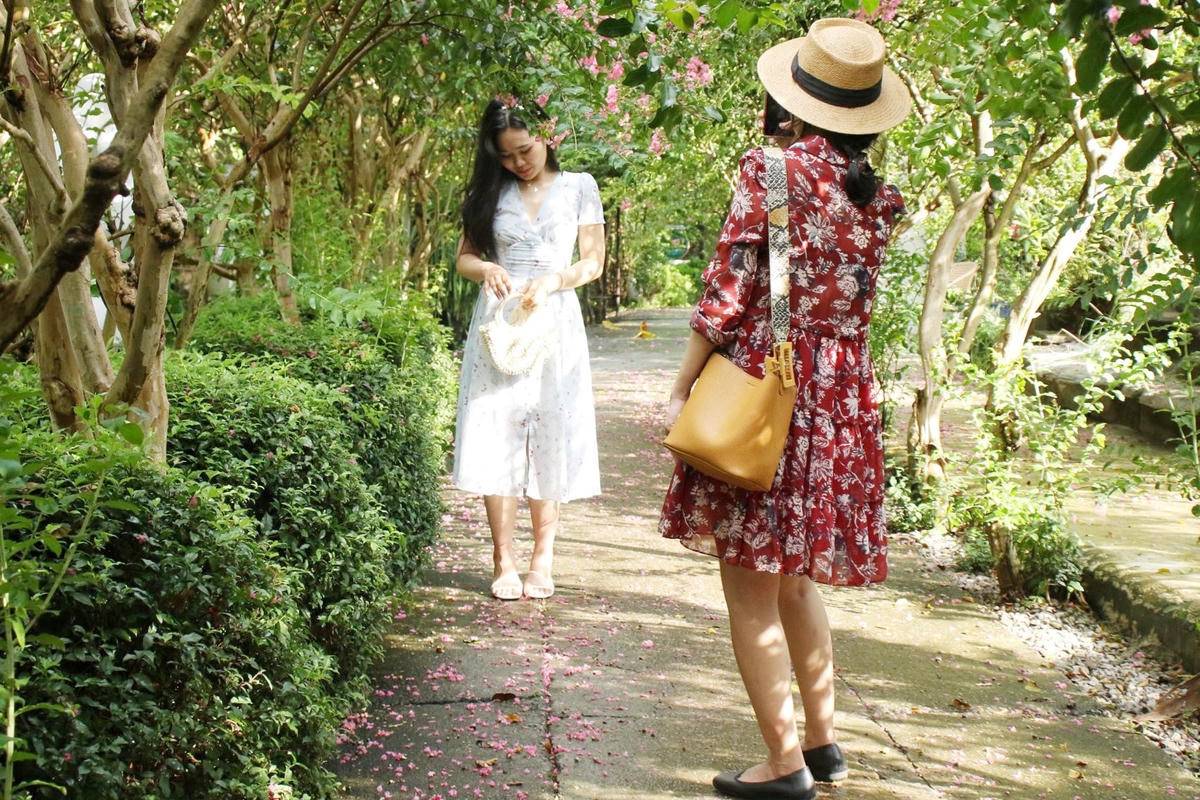 “Những ngày cuối tuần, có rất nhiều khách tới tham quan, check in (cao điểm có thể lên tới 100 đến 200 khách/ngày) vào các khung giờ khác nhau. Đặc biệt, những người đến đây không chỉ là các bạn trẻ, người trung niên mà còn có du khách ngoại quốc đến tham quan và họ hết sức ngạc nhiên trước thiên đường hoa tường vi đang nở rộ, khoe màu hồng rực rỡ..." - vị quản lý này cho hay.