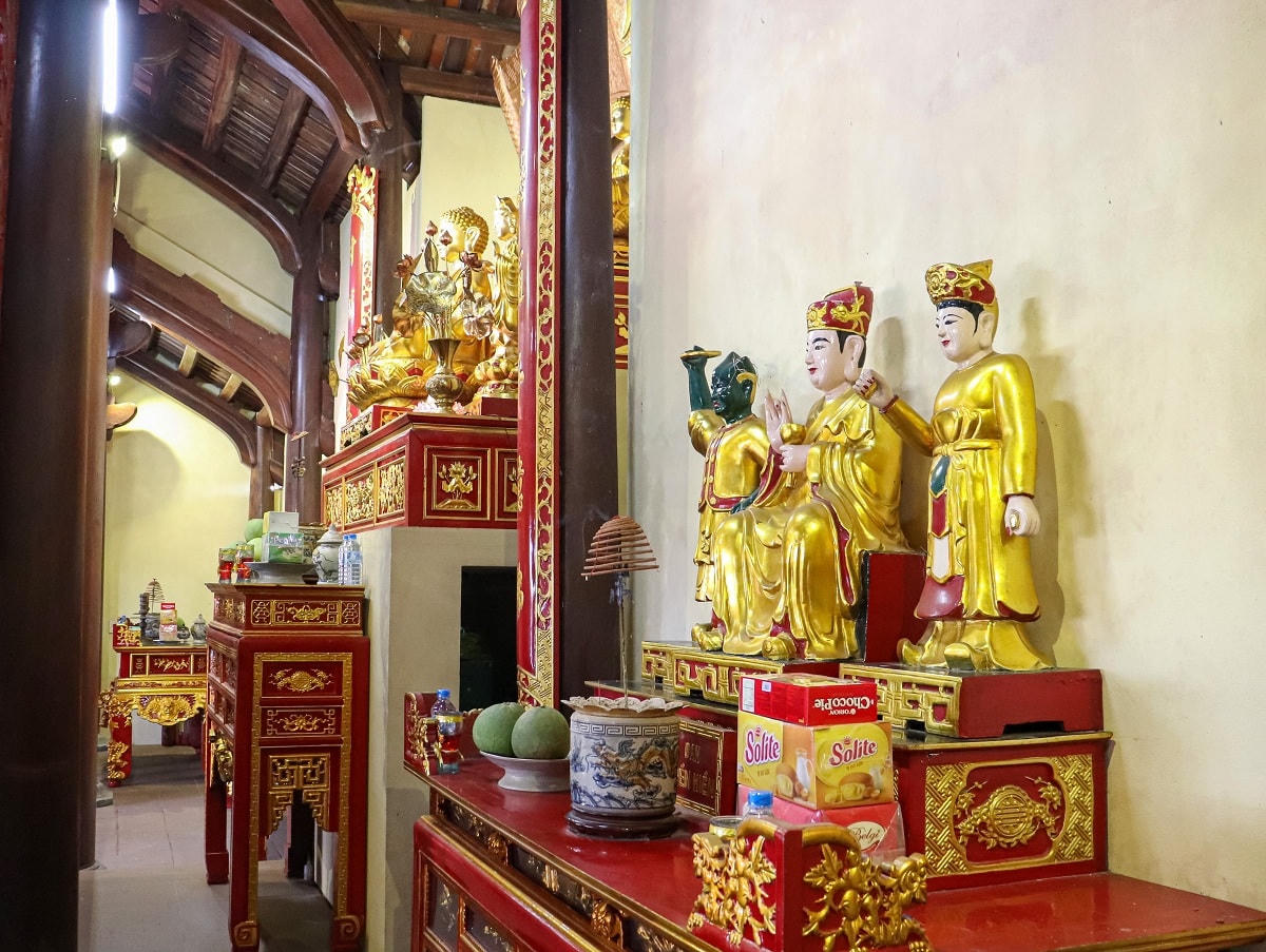 Nhiều vị thần linh cũng được đặt hai bên gian chính.
