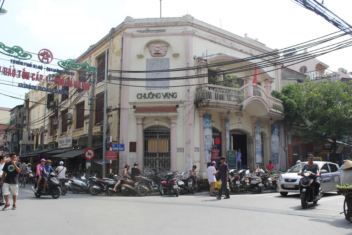 Rạp Chuông Vàng trên phố Hàng Bạc.  