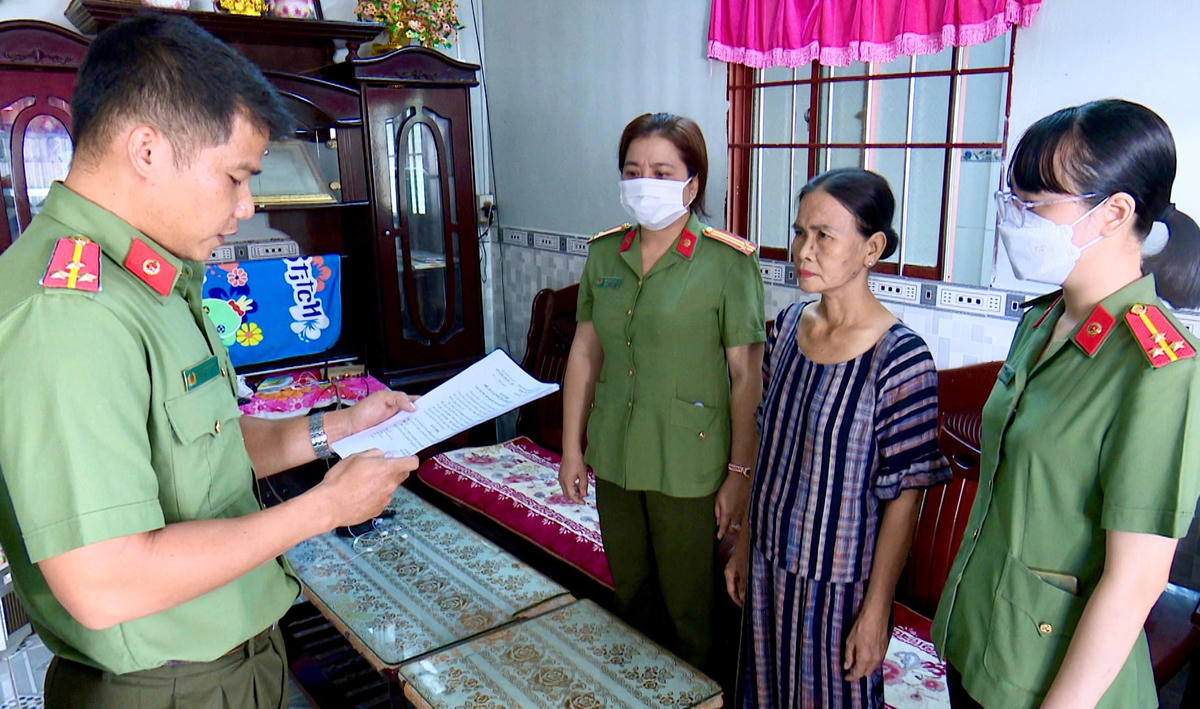 Cơ quan An ninh điều tra Công an tỉnh Bạc Liêu thi hành quyết định khởi tố, lệnh bắt tạm giam bị can Phạm Thị Tú.
