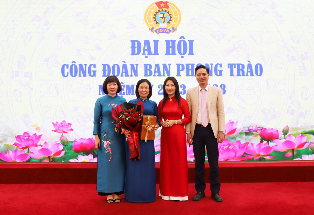 Tặng hoa chia tay đồng chí thôi không tham gia Ban Chấp hành Công đoàn Ban Phong trào nhiệm kỳ 2023 – 2028.