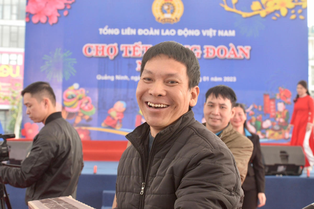 Niềm vui của người lao động là "chủ nhân" của giải Đặc biệt là 1 chiếc tivi.