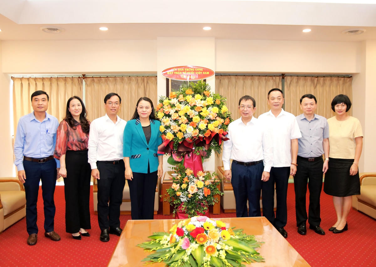 Phó Chủ tịch – Tổng Thư ký Nguyễn Thị Thu Hà tặng hoa chúc mừng Thông tấn xã Việt Nam.