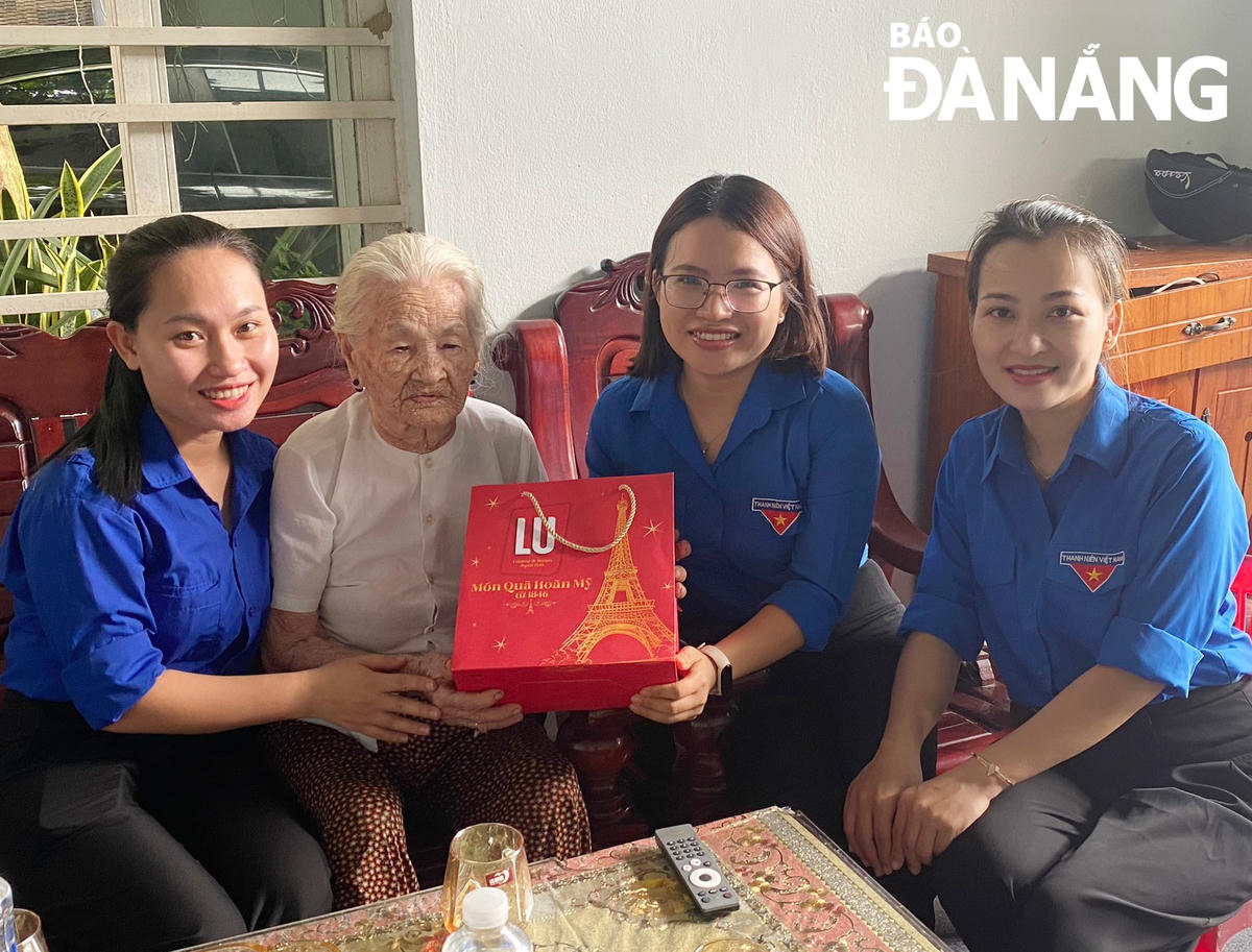 Các bạn đoàn viên thăm hỏi Bà mẹ Việt Nam anh hùng Đặng Thị Thanh, thôn La Bông, xã Hòa Tiến. Ảnh: PV.