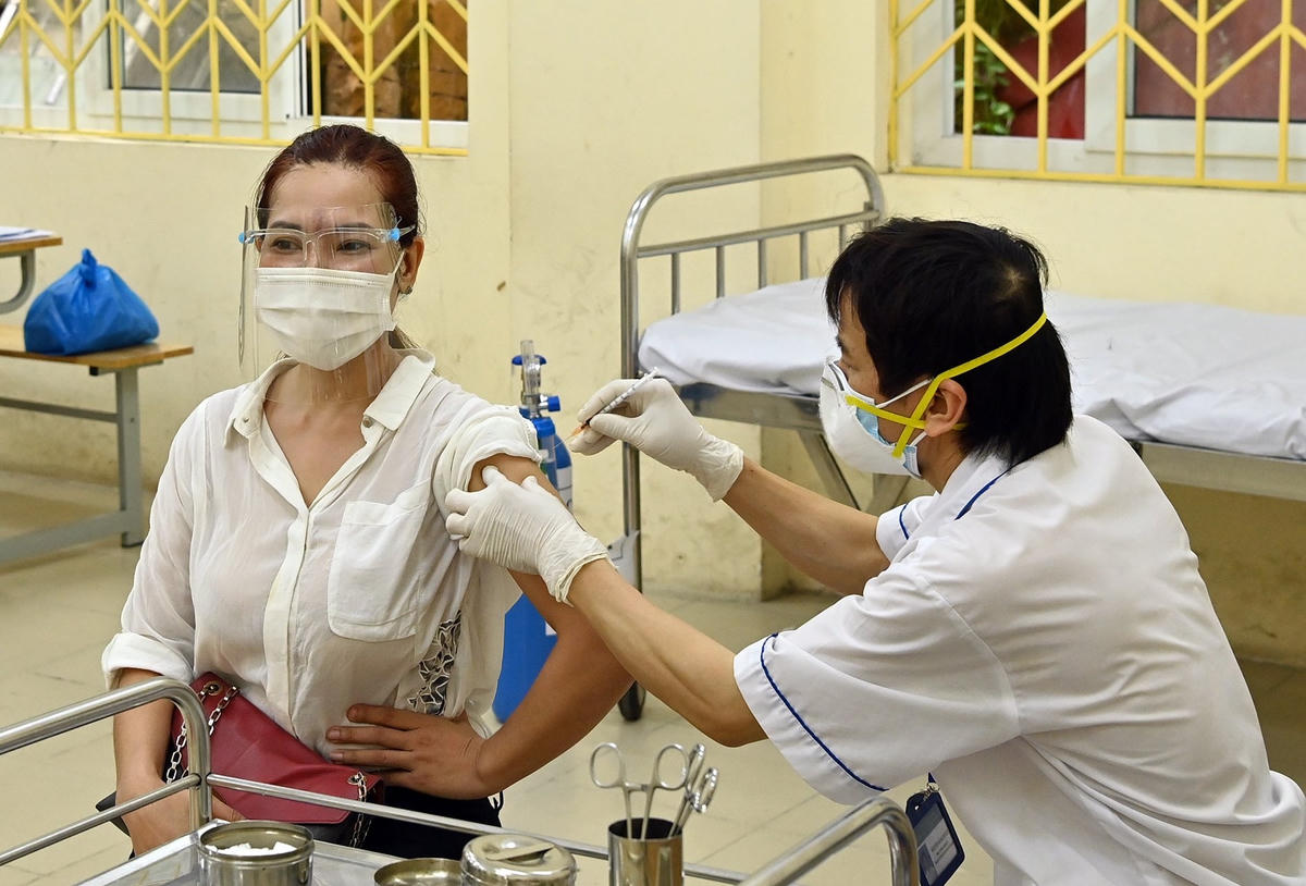 Tiêm vaccine phòng Covid-19 cho người dân. Ảnh: Quang Vinh