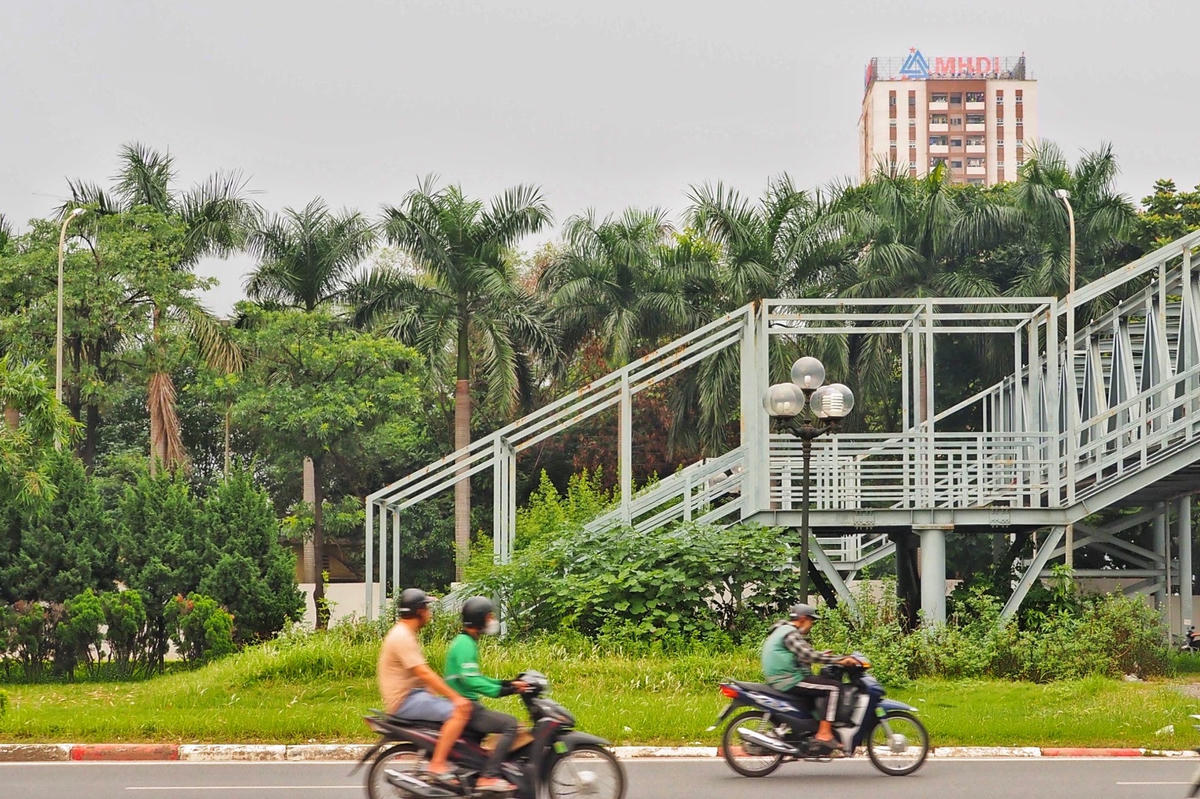 Hình ảnh lối đi lên xuống của cầu bộ hành được coi là "độc nhất vô nhị"  tại Thủ đô.