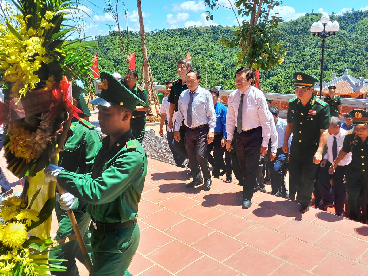 Nguyên Chủ tịch nước Trương Tấn Sang và các đại biểu dâng hoa tại Đền tưởng niệm.