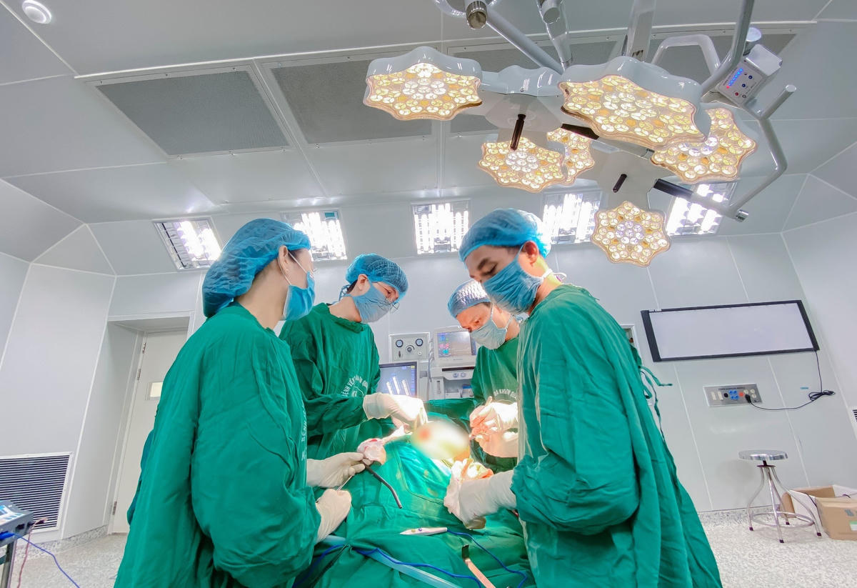 Các bác sĩ đang cắt bỏ khối u cho cụ ông 97 tuổi.
