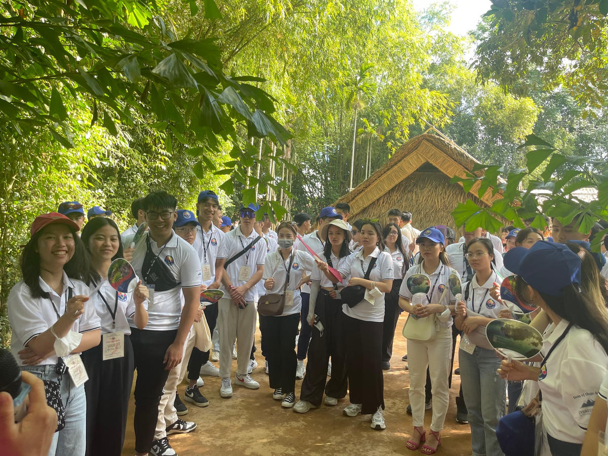 Thanh niên kiều bào xúc động, tự hào khi về thăm quê Bác