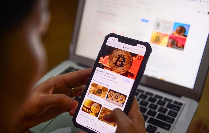 Người dùng dễ dàng tìm thấy đồng tiền số Bitcoin trên các trang web. Ảnh: QUANG ĐỊNH.
