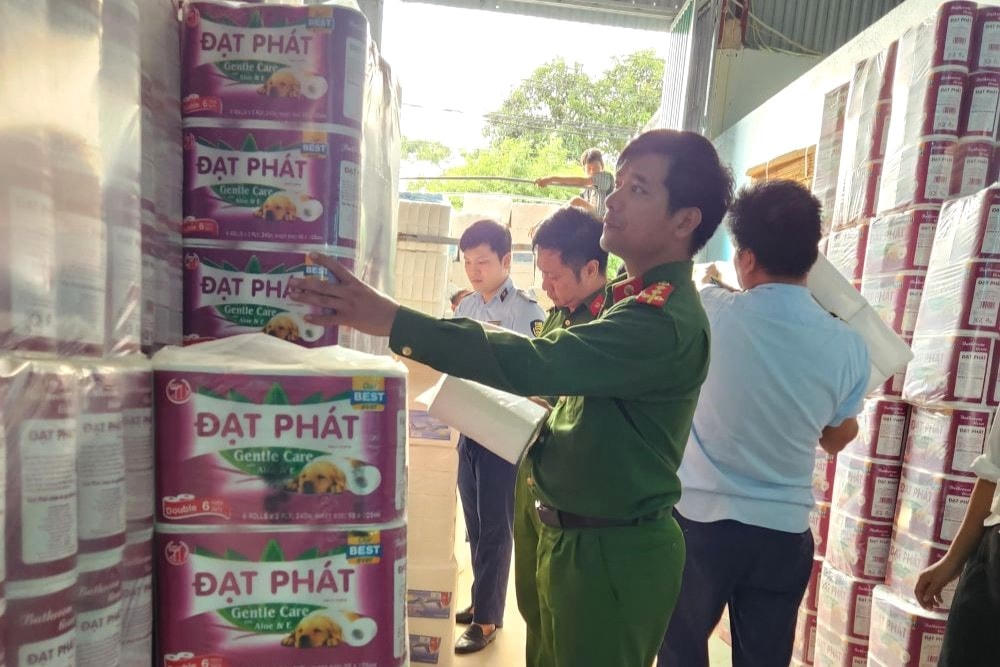 Lực lượng chức năng kiểm tra cơ sở giấy vệ sinh Đạt Phát.