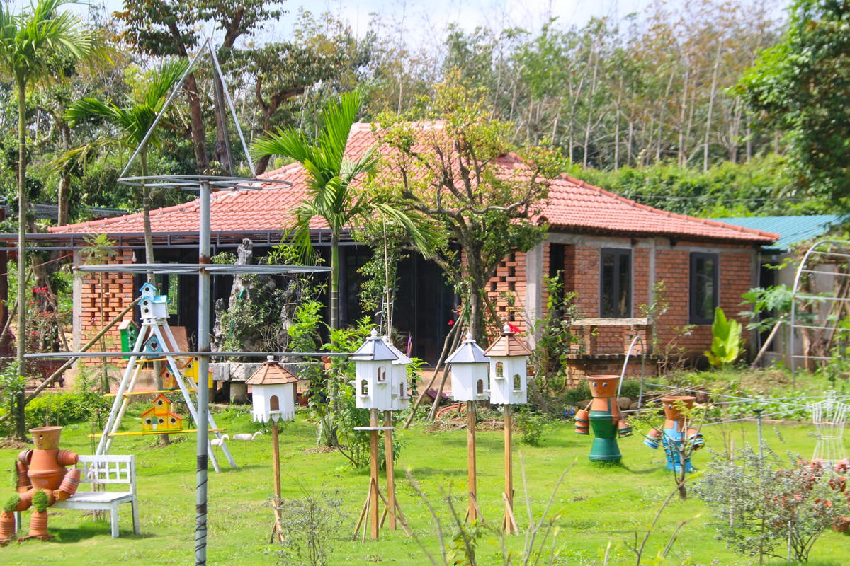 Ngày 16/2, qua kiểm tra thực địa tiến hành đo đạc lại, UBND xã Gio An ghi nhận ông Bùi Mạnh Dũng xây dựng trái phép các công trình gồm: nhà tre mái lá (diện tích 218,04m2), nhà gỗ mái ngói (diện tích 74,12m2), nhà vệ sinh mái ngói (100m2), nhà gỗ mái ngói (103m2), chòi bảo vệ (14m2), 4 chòi lá (64m2), nhà vệ sinh xây bờ-lô (14m2), nhà ở lắp ghép (90m2), nhà phong lan (19,36m2), nhà gỗ lớp ngói (90m2) và 4 tuyến đường bê tông (1.710m2).