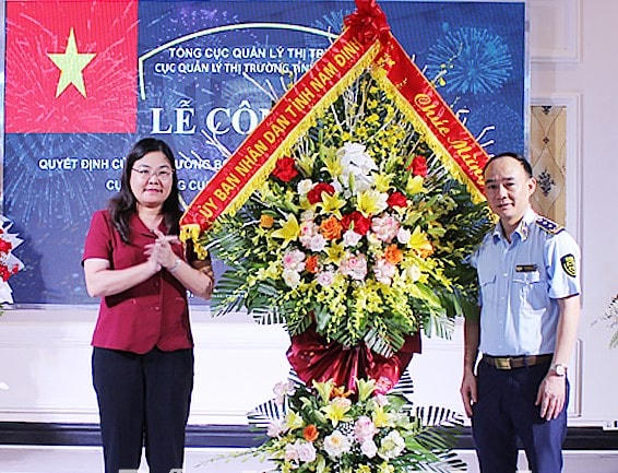 Phó Chủ tịch UBND tỉnh Nam Định Hà Lan Anh chúc mừng, chào đón tân Cục trưởng Cục QLTT tỉnh. 