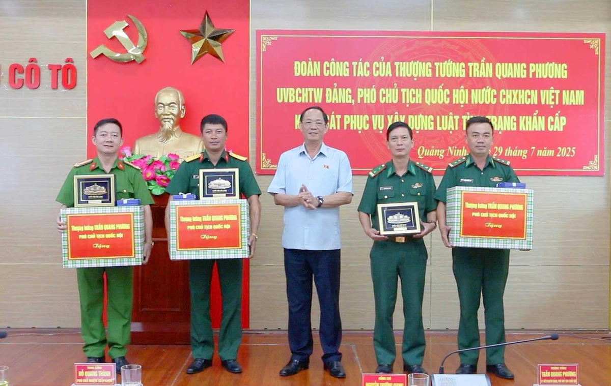 Phó Chủ tịch Quốc hội Trần Quang Phương tặng quà các lực lượng, đơn vị vũ trang đứng chân trên địa bàn Đặc khu Cô Tô. Ảnh: Hoàng Phương.