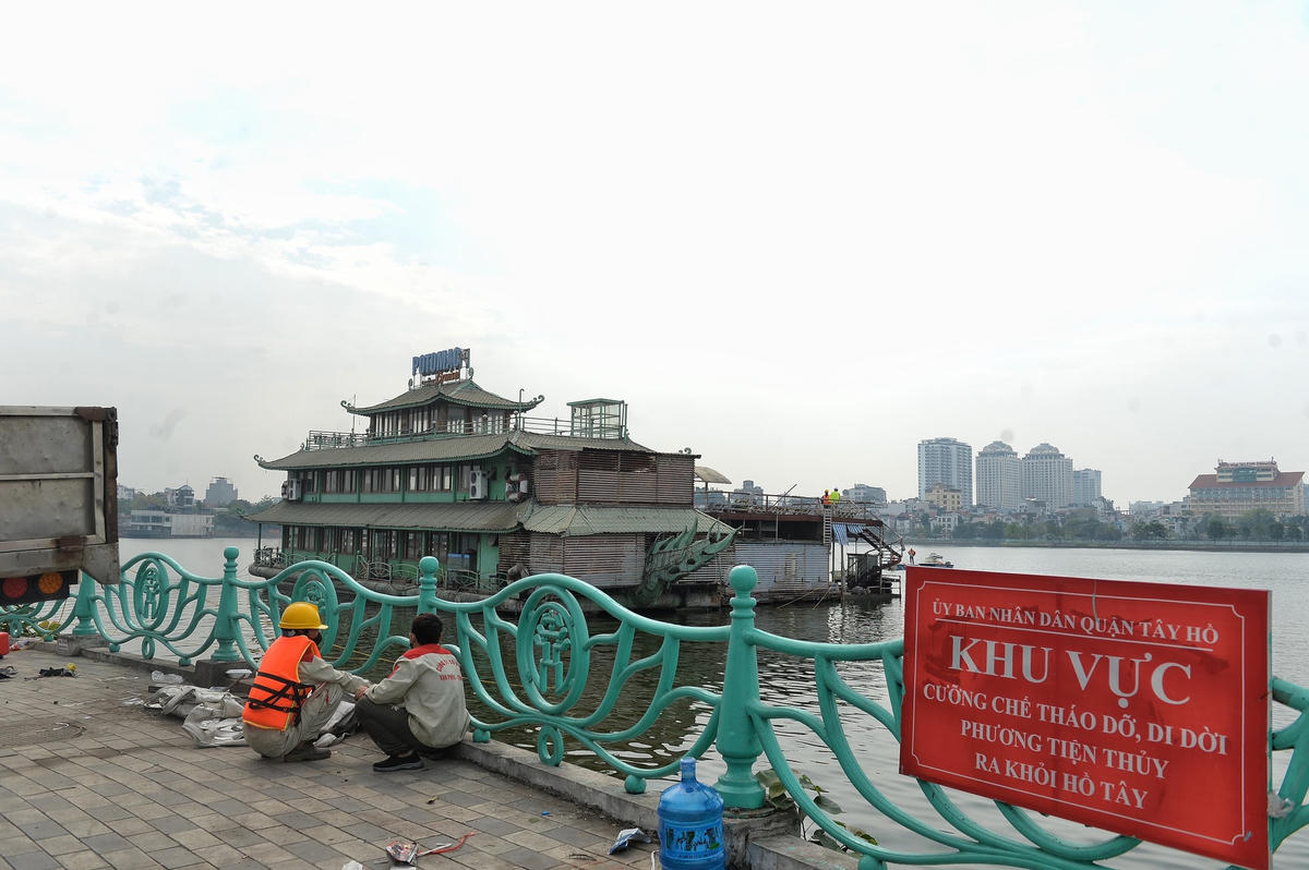 Theo đó, UBND quận Tây Hồ đã phối hợp với các đơn vị có liên quan tổ chức di chuyển toàn bộ tàu, thuyền, phương tiện nổi của các doanh nghiệp về neo đậu tại khu vực Đầm Bảy, phường Nhật Tân. Đồng thời, liên tục tổ chức tuyên truyền, vận động các doanh nghiệp chấp hành di dời các phương tiện ra khỏi hồ Tây.