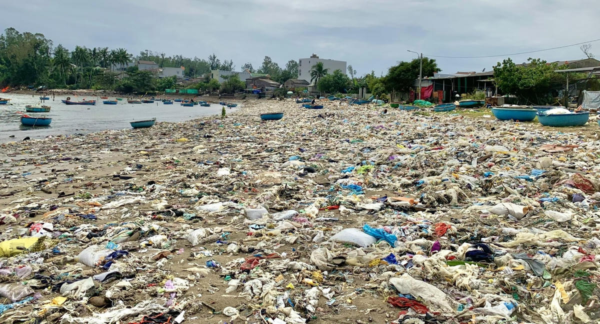 Một góc bờ biển An Vĩnh tràn ngập rác thải.
