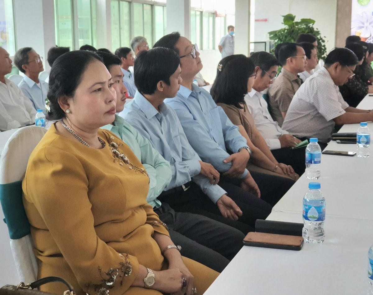 Đại biểu dự họp mặt.