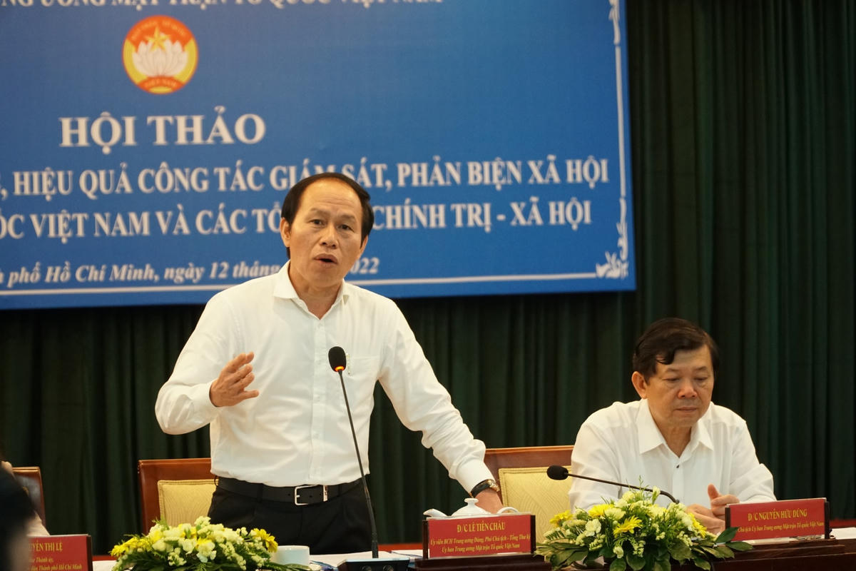 Chủ trì hội thảo, ông Lê Tiến Châu, Ủy viên Trung ương Đảng, Phó Chủ tịch - Tổng Thư ký UBTƯ MTTQ Việt Nam đã gợi ý một số nội dung đại biểu thảo luận về công tác giám sát, phản biện xã hội. Ảnh: Tam Nguyên.