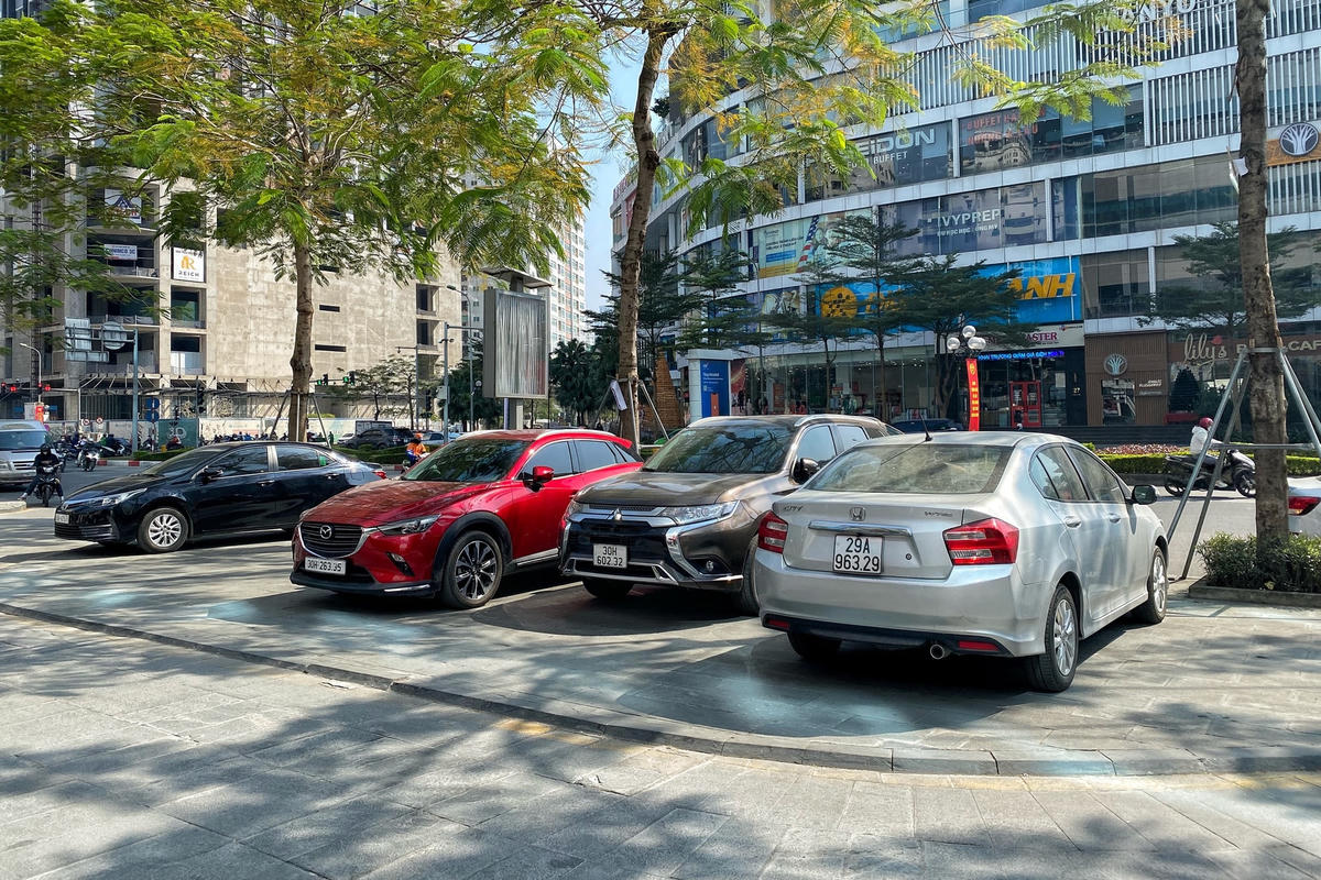 Chủ tịch UBND thành phố Hà Nội yêu cầu rõ: “Rà soát, tạm dừng ngay việc sử dụng hè phố làm các điểm đỗ xe ô tô, tập kết vật liệu xây dựng gây hư hỏng, lún nứt hè phố, báo cáo UBND thành phố Hà Nội kết quả thực hiện trong tháng 12 năm 2022, trong trường hợp có vi phạm cần chấm dứt ngay”.