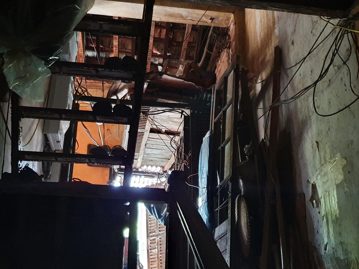 Lối lên căn nhà tối om, ẩm thấp, nhiều mảng tường bong chóc và có nguy cơ đổ ập xuống bất cứ lúc nào. 