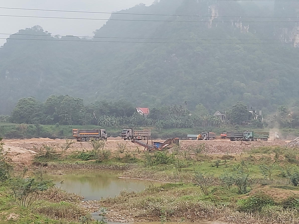 Dọc tuyến đường đi qua xã Cẩm Bình có mỏ cát số 115 của Công ty CP Thọ Nam Sơn với hàng trăm phương tiện ra vào mỗi ngày. Các xe này với trọng tải lớn, di chuyển cả ngày lẫn đêm, sử dụng tuyến đường giao thông liên xã ngay từ khi đường đang còn làm.