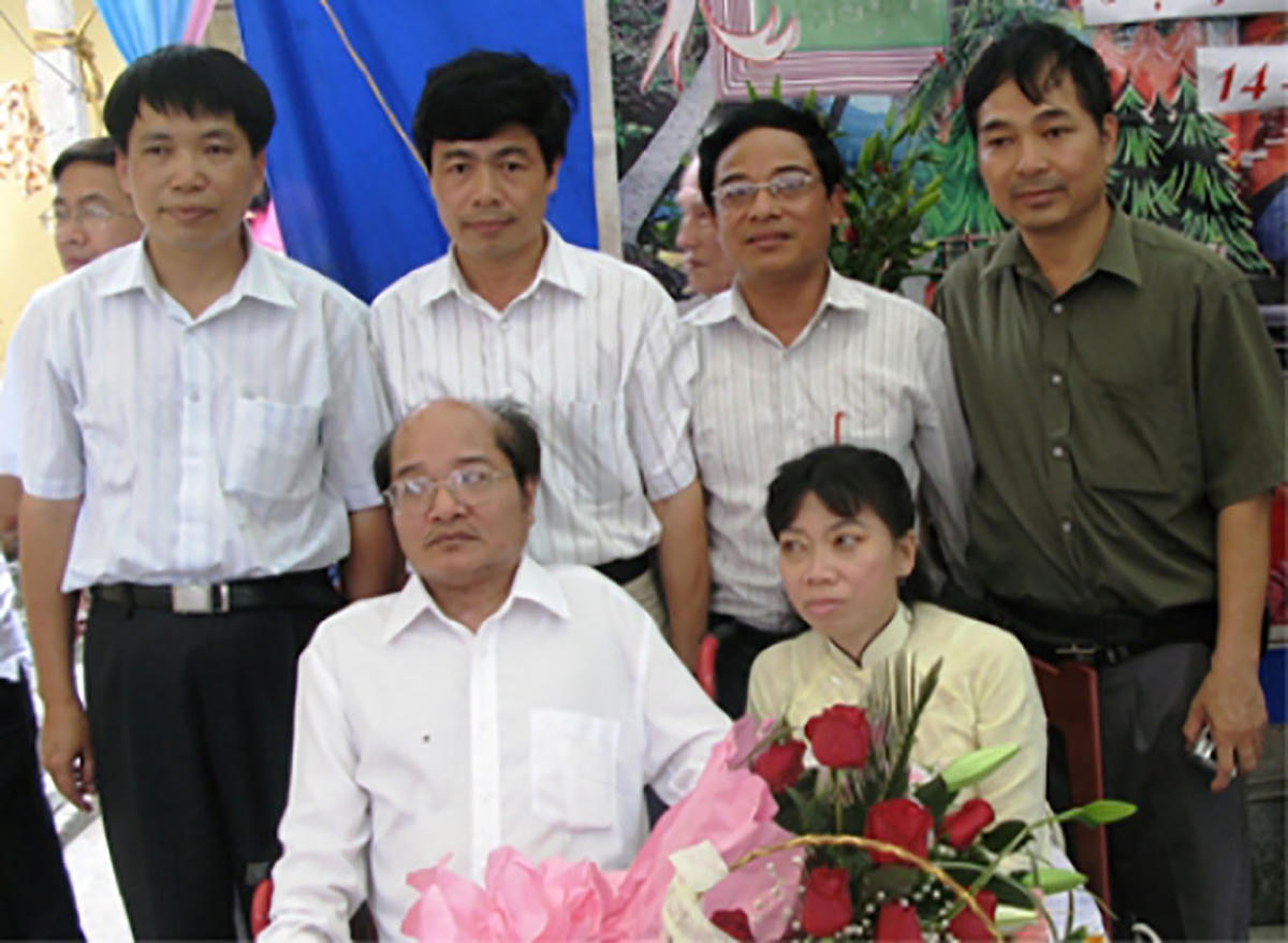 Nhà thơ Đỗ Trọng Khơi và vợ trong ngày cưới. Ảnh: FBNV.