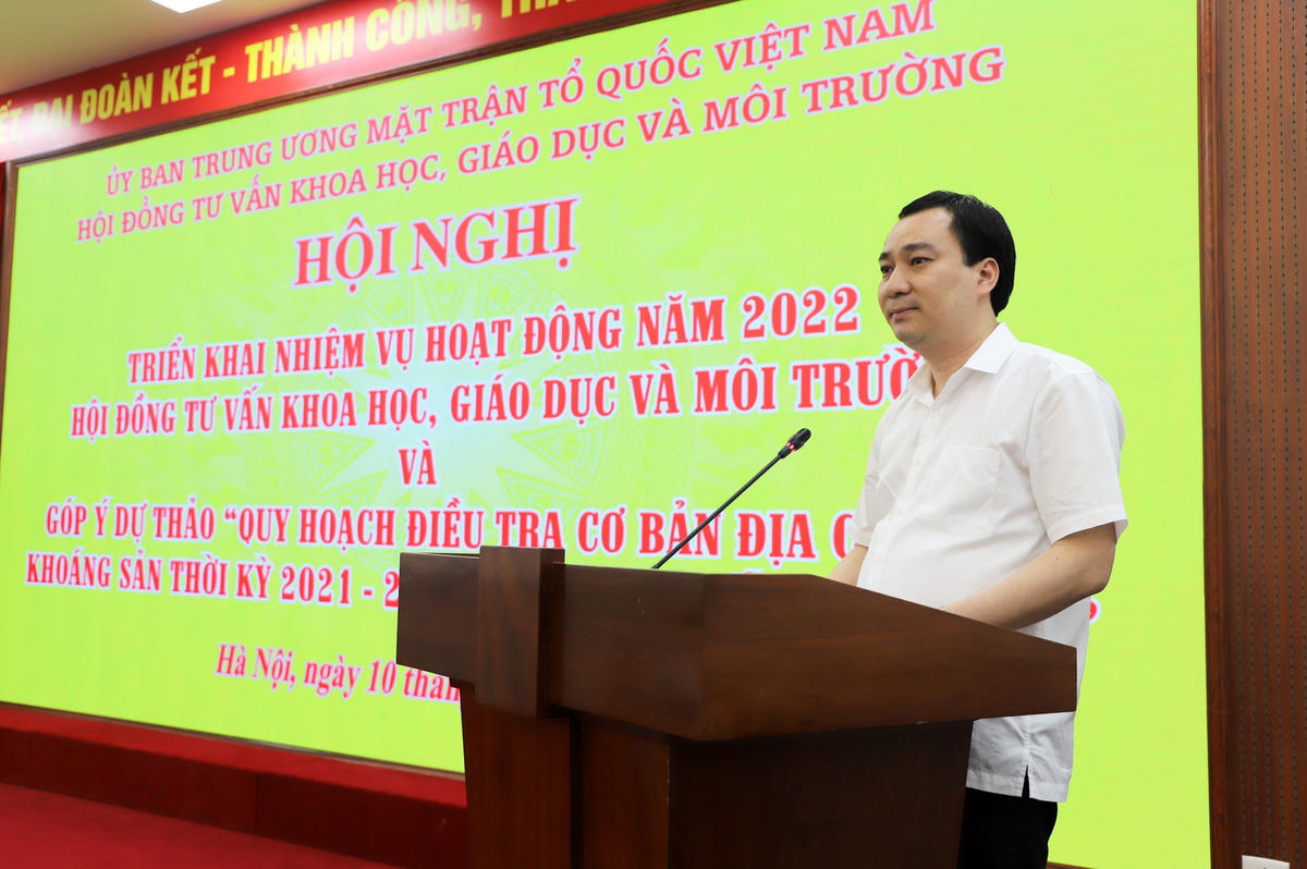 Ông Vũ Văn Tiến, Trưởng ban Tuyên giáo UBTƯ MTTQ Việt Nam trình bày báo cáo kết quả hoạt động năm 2021 và phương hướng nhiệm vụ năm 2022 của Hội đồng.