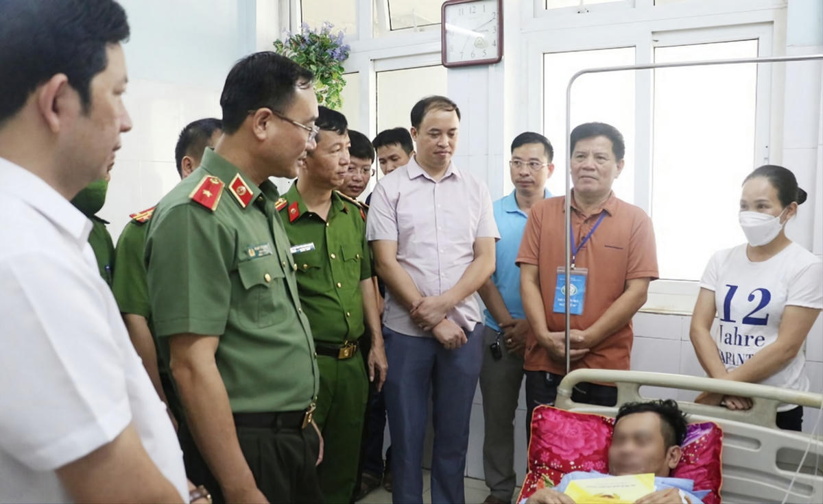 Đại diện lãnh đạo Tỉnh ủy, Công an tỉnh Nghệ An thăm hỏi cán bộ bị thương khi truy bắt 2 đối tượng vận chuyển ma túy.