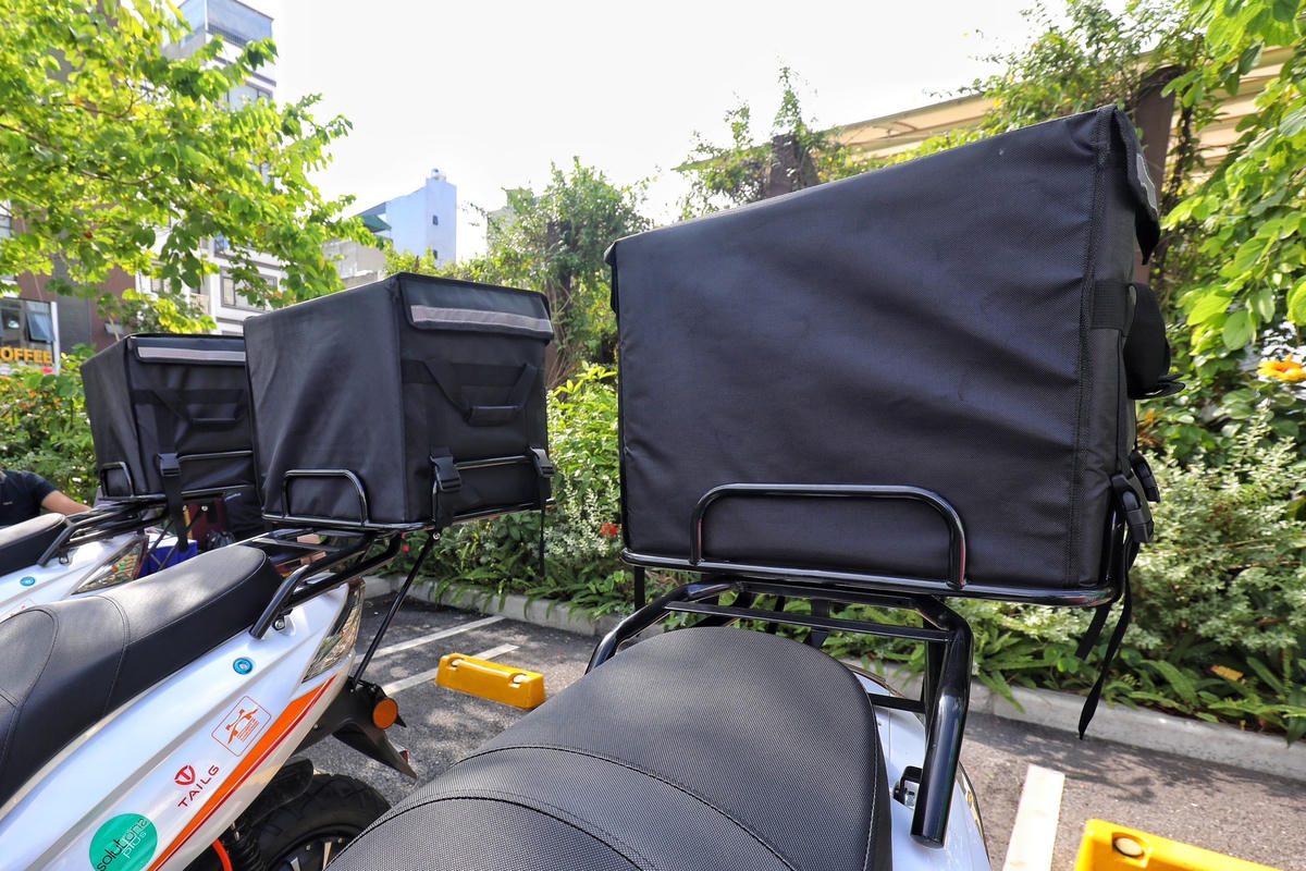 Tạo điều kiện cho người dân dễ dàng để đổ những chiếc xe này được lắp đặt thêm các túi để đồ ở phía sau yên xe.