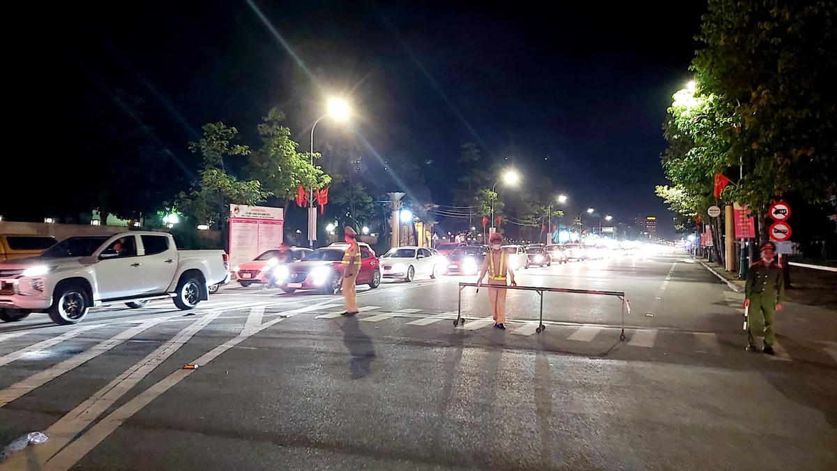 Điểm giao cắt đường Trường Thi - Lê Nin hạn chế lưu thông tạm thời (Hướng từ Sân bay Vinh về Quảng trường Hồ Chí Minh).
