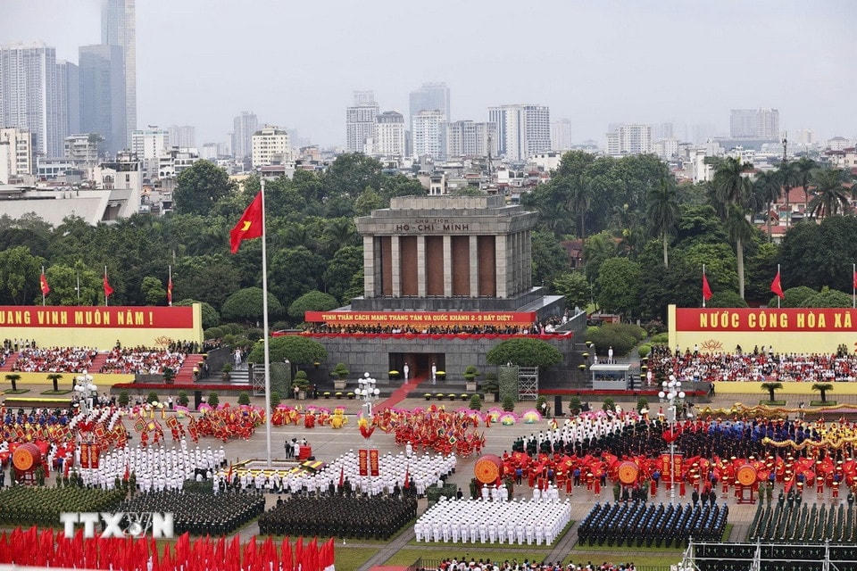 Các đoàn tập dượt trước giờ bắt đầu tổng duyệt. (Ảnh: Doãn Tấn/TTXVN)