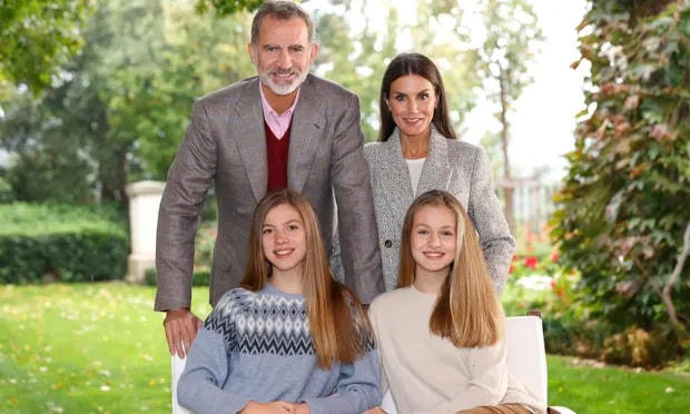 Từ trái qua phải, từ trên xuống dưới: Vua Felipe, Hoàng hậu Letizia, Công chúa Leonor và Công chúa Sofia dịp Giáng sinh năm 2021.  