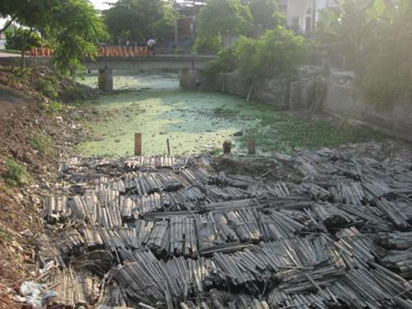 Làng nghề sơn mài Cát Đằng (Ý Yên-Nam Định) lâu nay là nỗi ám ảnh, "địa chỉ đỏ" về ô nhiễm môi trường từ hoạt động ngâm tre, nứa.