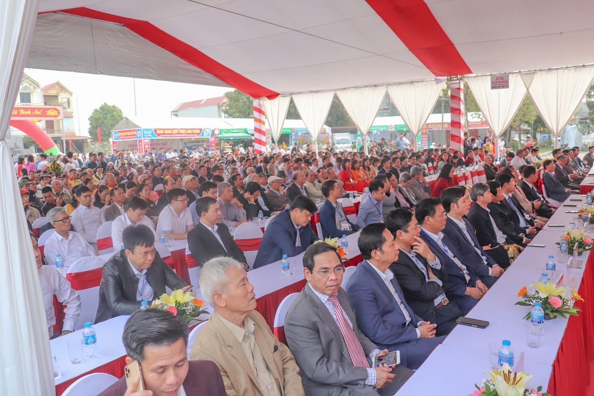 Dự buổi lễ có các ông: Trịnh Tuấn Sinh, Phó Bí thư Tỉnh ủy; Đào Xuân Yên, Trưởng Ban Tuyên giáo Tỉnh ủy; Trần Văn Hải, Bí thư Đảng ủy Khối Cơ quan và Doanh nghiệp tỉnh; Nguyễn Quang Hải, Phó Chủ tịch HĐND tỉnh; Đầu Thanh Tùng, Phó Chủ tịch UBND tỉnh... cùng đại diện lãnh đạo Tổng Cục Du lịch, Hội đồng Di sản văn hóa quốc gia; các sở, ban, ngành cấp tỉnh; huyện Vĩnh Lộc; các nhà nghiên cứu, nhà khoa học cùng đông đảo Nhân dân và du khách thập phương.  