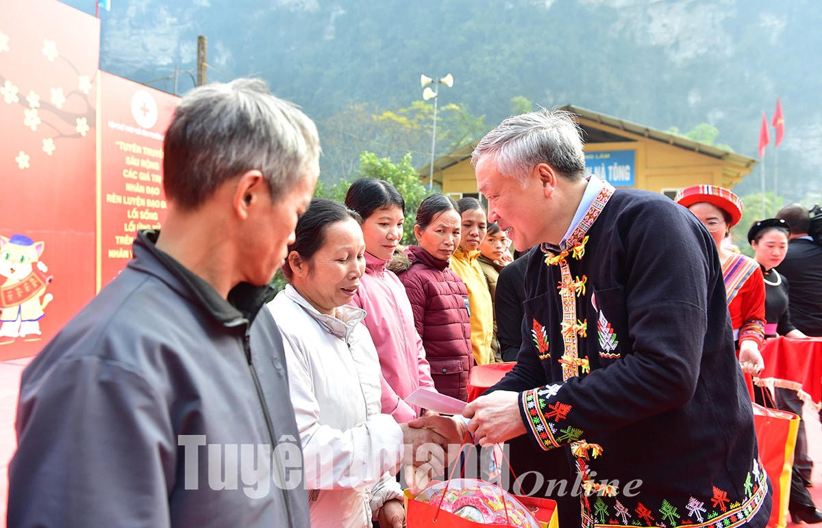 Chánh án Tòa án nhân dân tối cao Nguyễn Hòa Bình trao quà Tết cho người nghèo.