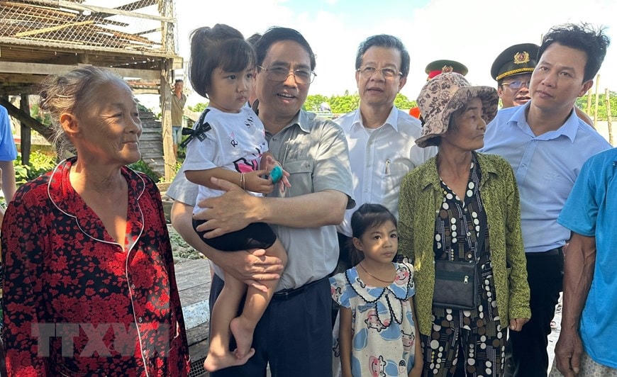 Thủ tướng Phạm Minh Chính thăm nhân dân khu dân cư ven biển tỉnh Kiên Giang. (Ảnh: Dương Giang/TTXVN).