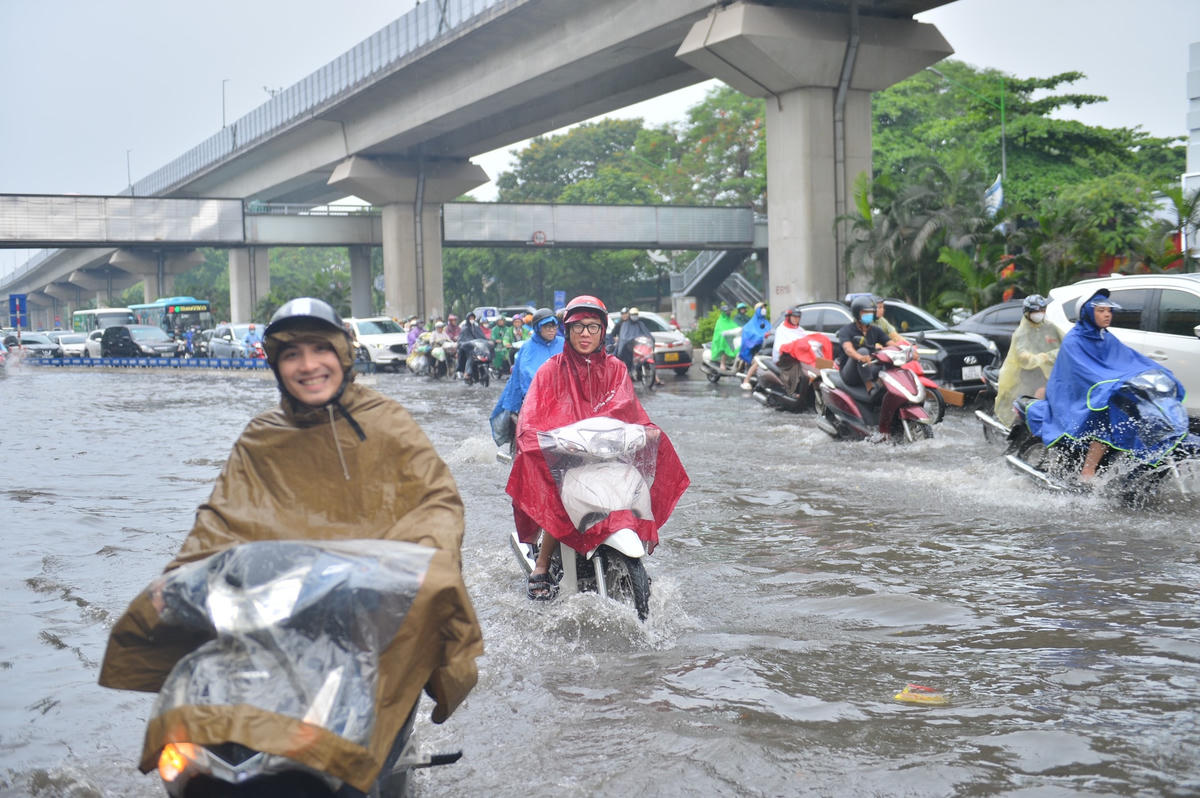 Hà Nội: Mưa lớn, đường ngập, nhiều người phải dắt xe