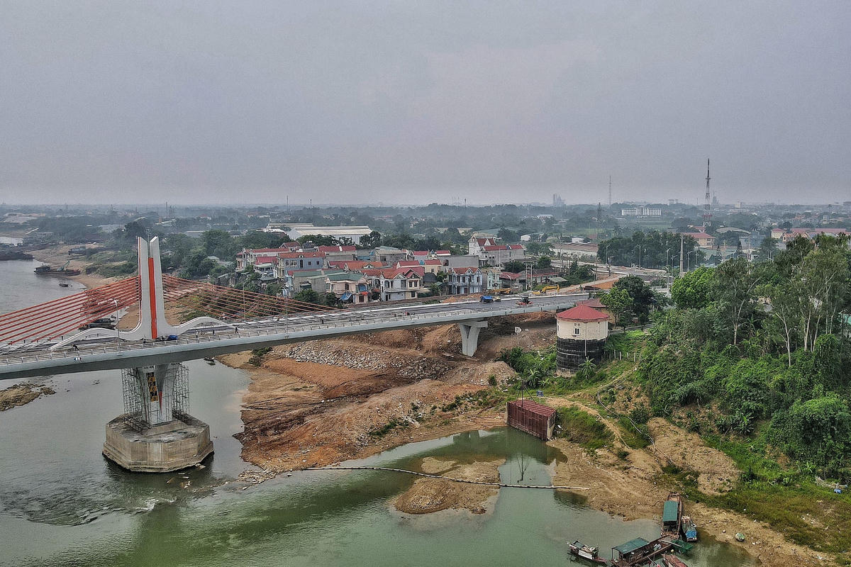 Bà Nguyễn Thị Hương trú tại phường Dữu Lâu, TP Việt Trì, tỉnh Phú Thọ chia sẻ, con gái bà lấy chồng tại tỉnh Vĩnh Phúc mỗi lần muốn sang thăm con là phải chờ phà, đò, mất 30-40 phút mới có thể sang tới nơi. "Khi nhìn thấy cây cầu sắp hoàn thành người dân chúng tôi rất phấn khởi, hào hứng", bà Hương nhấn mạnh.