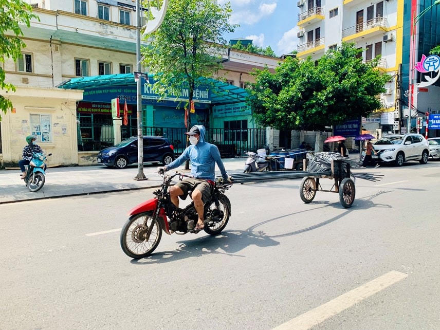 Người lao động vất vả làm việc trong nắng nóng.