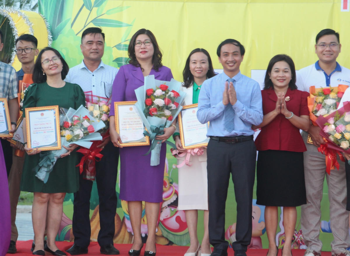 Tặng hoa cho các đơn vị tài trợ Chương trình Vui hội Trung thu năm 2022. 