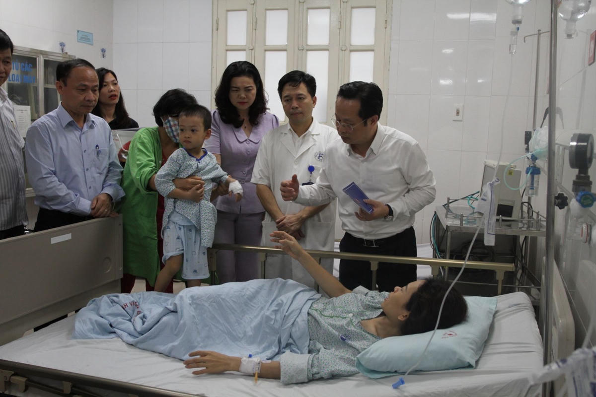 Sở GDĐT Hà Nội, Công đoàn ngành Giáo dục Hà Nội đã đến Bệnh viện Đa khoa Xanh Pôn thăm giáo viên và học sinh bị thương trong vụ cháy chung cư mini.
